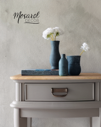 DRIFTWOOD es un tono sumamente elegante, cálido y natural. Que evoca el tono de la madera lavada por el mar, el sol y la abrasión de la arena; es perfecto para quienes quieren crear un ambiente relajado y atemporal.